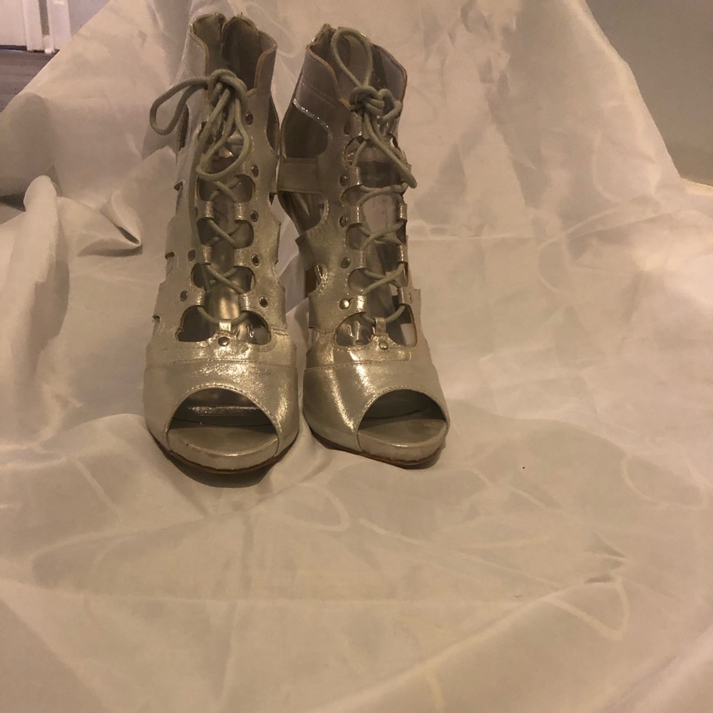 Women’s silver,size 10,lace up booties
